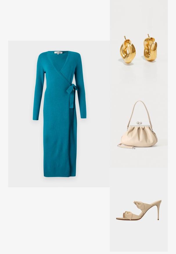 Diane von Furstenberg ASTRID WRAP DRESS - Strikkjoler - teal; Beige åben tå højhælet mule-sandal med to snoede knudestrimler og en slank stilet-hæl på hvid baggrund.; Beige blød læderhåndtaske med en sølv metalramme-lukning, enkelt skulderstrop og en valgfri kæderem på en hvid baggrund.; Chunky guld hoop øreringe med et let snoet, rørformet design og postsystem bagpå, på en hvid baggrund.