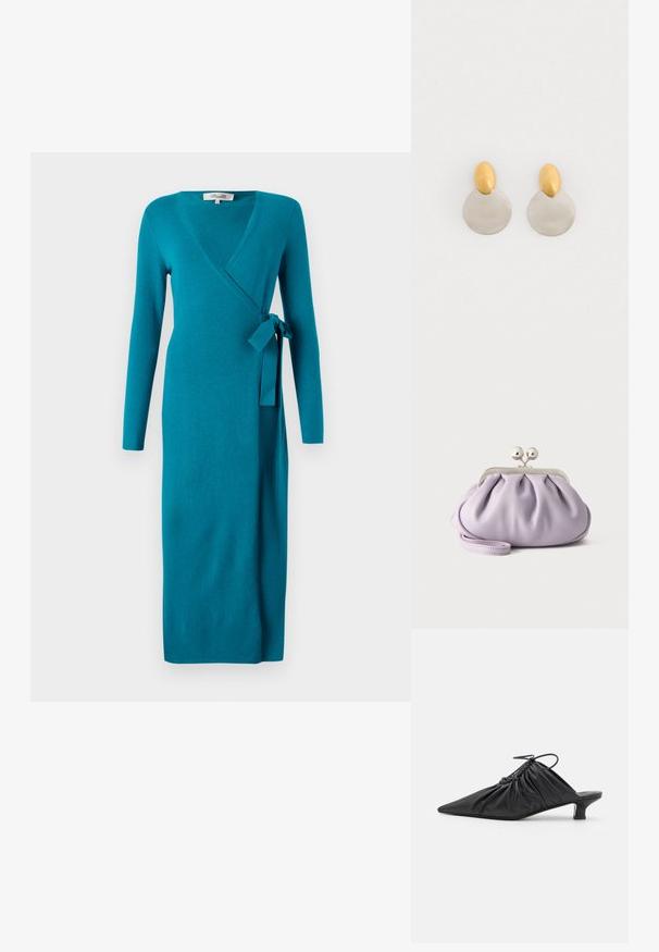 Diane von Furstenberg ASTRID WRAP DRESS - Svetríkové šaty - teal; Čierne kožené slip-on mule s špicatou špičkou, zberanou textúrou a malým podpätkom. Obsahuje šnúrovací detail na otvorení.; Mäkké levanduľové listové puzdro so zvraštenou látkou, strieborným zapínaním kiss-lock a zodpovedajúcim náramkom na jednoduchom svetlom pozadí.; Zlaté a strieborné kovové náušnice so zaobleným diskovým podstavcom a oválnym vrchným dielom, hladkým povrchom a lešteným finišom.
