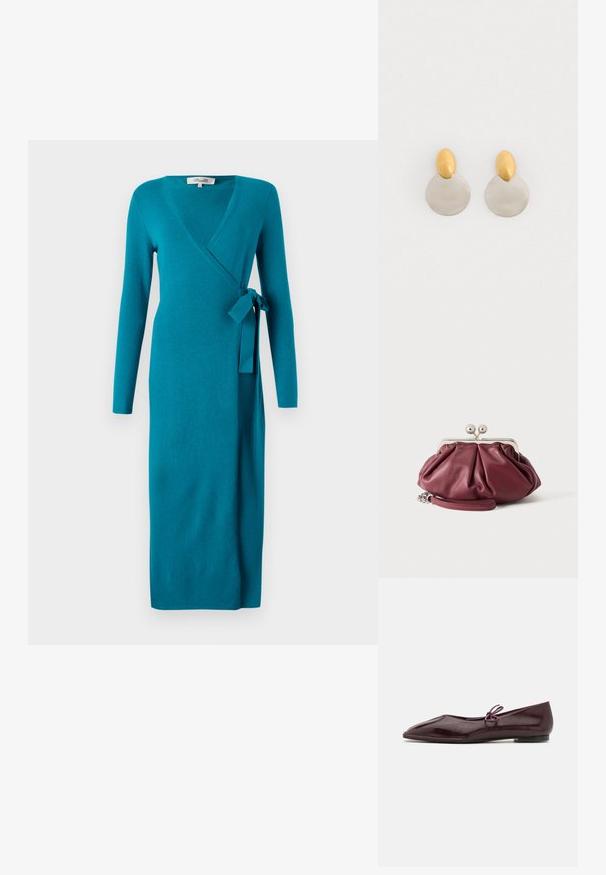 Diane von Furstenberg ASTRID WRAP DRESS - Svetríkové šaty - teal; Balerínky z bordovej lakovej kože s špicatou špičkou a ozdobnou fialovou mašľou na nárte; plochý dizajn podrážky.; Malá bordová kožená peňaženka s kovovou striebornou sponou a zápästným remienkom na bielom pozadí.; Zlaté a strieborné kovové náušnice so zaobleným diskovým podstavcom a oválnym vrchným dielom, hladkým povrchom a lešteným finišom.
