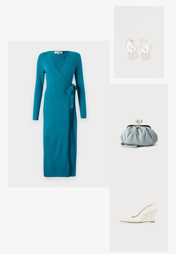 Diane von Furstenberg ASTRID WRAP DRESS - Svetríkové šaty - teal; Biely slingback topánka na klinovom podpätku z lakovanej kože so špicatou špičkou a nastaviteľným remienkom so sponou na jednoduchom pozadí.; Malá svetlomodrá kožená peňaženka na mince so strieborným kovovým zapínaním kiss-lock a krátkym remienkom na zápästie na jednofarebnom pozadí.; Priehľadné náušnice z živice v tvare mušle s malými zlatými akcentmi a tromi visiace polopriehľadnými kvapôčkovými príveskami na každej náušnici.