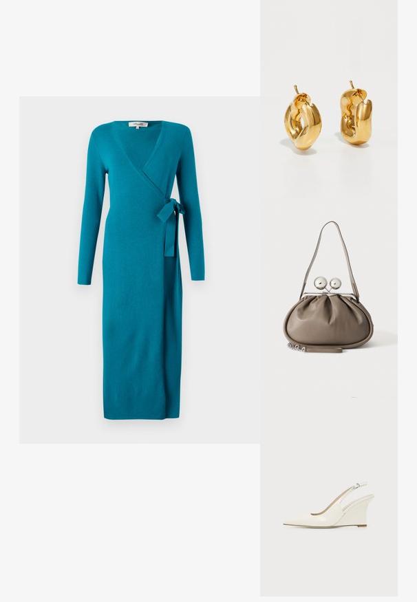 Diane von Furstenberg ASTRID WRAP DRESS - Robe pull - teal; Chaussure compensée blanche en cuir verni avec bout pointu et bride ajustable à boucle sur fond uni.; Sac à main en cuir gris de forme arrondie, fermeture supérieure avec deux grandes sphères argentées, et une seule anse.; Boucles d'oreilles créoles en or massif avec un design tubulaire légèrement tordu et des fermoirs à tige sur un fond blanc.