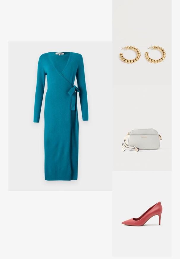 Diane von Furstenberg ASTRID WRAP DRESS - Kampsunkleit - teal; Punane nahast kõrge kontsaga king varbaga, terava otsaga ja saleda keskkõrgusega kontsaga valgel taustal.; Valge nahast risti üle õla kantav kott kuldsete detailidega ja reguleeritava rihmaga, millel on esimesel taskul peen brändilogo.; Kuldse tooniga rõngaskujulised kõrvarõngad ümarate helmeste detailidega välimisel serval heledal taustal.