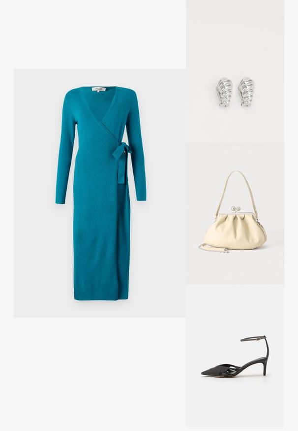 Diane von Furstenberg ASTRID WRAP DRESS - Svetríkové šaty - teal; Čierna kožená topánka na vysokom opätku s špicatou špičkou, otvorenými stranami a tenkým remienkom okolo členka so zlatým kovovým detailom.; Kremová mäkká kožená kabelka so zhrnutým dizajnom, striebornou rámovou sponou, krátkou rúčkou a odnímateľným reťazovým popruhom.; Strieborné klipsňové náušnice so spirálovým dizajnom, s hladkým kovovým povrchom a zaoblenými tvarmi. Bez viditeľných ozdôb či vzorov.