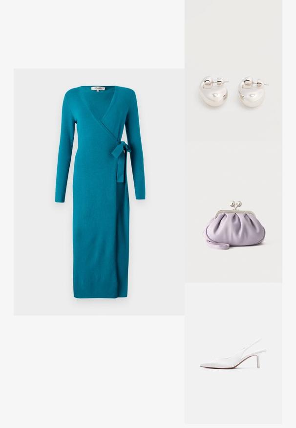Diane von Furstenberg ASTRID WRAP DRESS - Strikkjoler - teal; Hvid læder slingback damesko med spids tå, lav kittenhæl og lille dekorativ sløjfe på toppen, vist i sideprofil.; Blød lavendel clutch med opsamlet stof, sølv kiss-lock lås og matchende håndledsrem på en ensfarvet lys baggrund.; Par af skinnende sølv store øreringe med lukning på bagsiden mod en ensfarvet hvid baggrund.