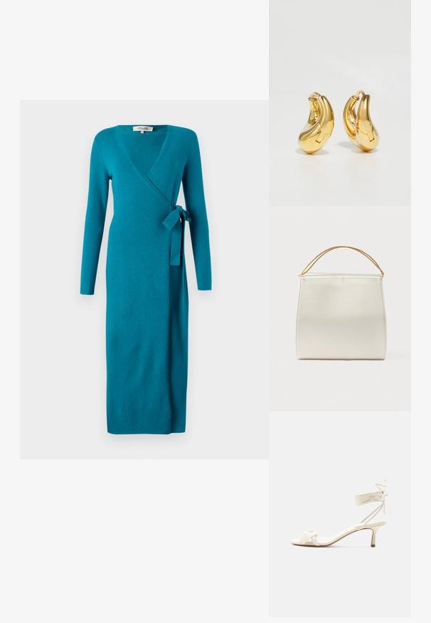 Diane von Furstenberg ASTRID WRAP DRESS - Svetríkové šaty - teal; Krémovo sfarbená nízka sandála s viazaním okolo členku a širokým prekrúteným remienkom cez prsty na jednoduchom bielom pozadí.; Štruktúrovaná kabelka so saténovým povrchom v krémovej farbe, s retiazkou na rameno. Má rovný, hladký povrch a čisté švy.; Zlaté kruhové náušnice s hladkým, zakriveným tvarom a lesklým povrchom. Majú uzatvárací mechanizmus a jemné prehlbenia pre detail.