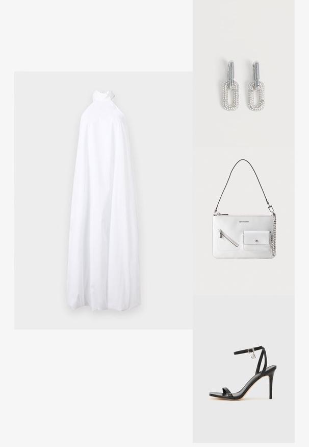Longue robe blanche fluide avec un col montant à volants, sans manches, et un ourlet jusqu'au sol sur un fond uni.; Sandale à talon haut noire avec une bride étroite à la cheville, bout carré, cuir lisse et accent de boucle métallique.; Sac à main en cuir blanc avec bandoulière noire amovible, poche zippée frontale et petite poche avec fermeture à fermoir argenté et détail chaîne.; Boucles d’oreilles pendantes ton argent avec un design rectangulaire lié couvert de petits cristaux scintillants sur fond blanc.