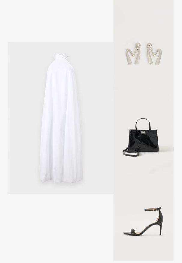 Longue robe blanche fluide avec un col montant à volants, sans manches, et un ourlet jusqu'au sol sur un fond uni.; Sandale à talons hauts en cuir noir avec une lanière de cheville. Présente une texture lisse, un bout ouvert et un talon fin. Détail de boucle en ton doré.; Sac à main en cuir verni noir avec poignées arrondies, bandoulière détachable et fermeture à boucle argentée sur fond blanc uni.; Paire de boucles d'oreilles en métal argenté en forme de lettre M angulaire avec des tiges arrondies sur fond blanc.