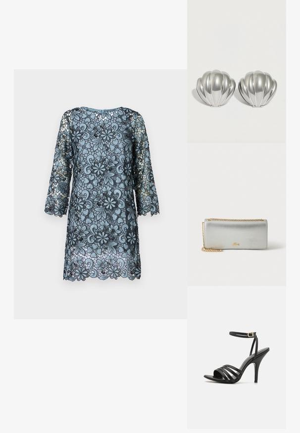 Blå blondekjole med trekvartærmer, blomsterprint, bølget kant og rund halsudskæring. Gennemsigtigt stof med teksturkontrast.; Sort stiletto sandal med remme, en slank ankelrem, åben tå og en glat finish. Har en slank hæl og et tekstureret remdesign.; Sølvfarvet tekstureret læder clutch taske med en guldkæde-rem og et lille gult krokodille-logo foran i midten.; To sølvfarvede kompakte spejle formet som muslingeskaller med ribbede detaljer, placeret side om side på en hvid baggrund.