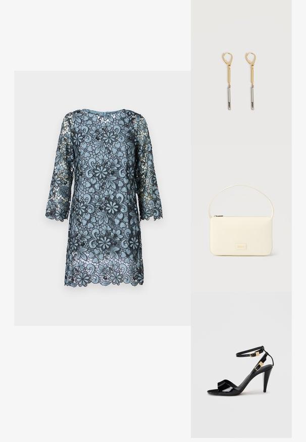Blaues Spitzenkleid mit Dreiviertelärmeln, floralem Muster, gewelltem Saum und rundem Halsausschnitt. Durchsichtiger Stoff mit einem Kontrast in der Textur.; Schwarze, lackierte High-Heeled-Sandalen mit doppelten Knöchelriemen und goldenen Schnallen, Zehen offen und schlankem, spitz zulaufendem Absatz auf neutralem Hintergrund.; Rechteckige Handtasche in Cremefarbe mit einem einzelnen Trageriemen und Reißverschluss oben, ausgestattet mit einer kleinen, geprägten Logoplakette vorne.; Gold- und Silber-Tropfenohrringe mit Klappverschluss, bestehend aus einer Goldstange, die mit einer Silberstange verbunden ist, auf der "DKNY" eingraviert ist, vor weißem Hintergrund.