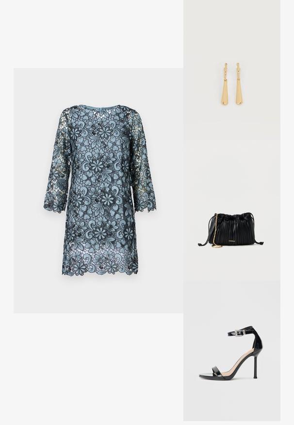 Blaues Spitzenkleid mit Dreiviertelärmeln, floralem Muster, gewelltem Saum und rundem Halsausschnitt. Durchsichtiger Stoff mit einem Kontrast in der Textur.; Schwarzer Riemchensandale aus Lackleder mit hohem Absatz und Knöchelriemen. Verfügt über ein minimalistisches Design, offene Zehenpartie und eine Schnalle mit Strassakzenten.; Schwarze, plissierte Ledertasche mit Kordelzug, goldener Kettenriemen und kleinem, horizontalem goldfarbenem Akzent auf der Vorderseite.; Ohrhänger in Gold-Ton mit glatten, länglichen Tropfenanhängern, die an kleinen Creolenverschlüssen hängen, auf weißem Hintergrund.