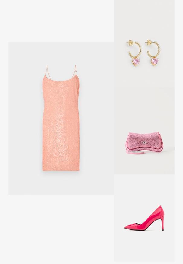 Vestido tipo slip de color melocotón hecho de tela de lentejuelas, con finas correas ajustables y una silueta ceñida. Textura suave, hasta la rodilla.; Zapato de tacón alto de charol rosa brillante con punta afilada y silueta elegante, que cuenta con un delgado tacón de aguja y un interior negro.; Pequeño bolso de mano rosa brillante con cierre de broche plateado y una correa fina para la muñeca sobre fondo blanco.; Pendientes de aro de oro con un cristal rosa en forma de corazón y una línea de pequeñas perlas a lo largo de la curva superior.