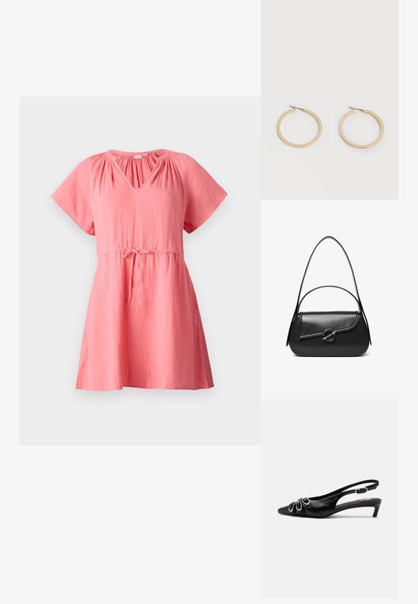 Robe rose à manches courtes avec un décolleté en V, détails froncés près des épaules, taille cintrée avec un cordon de serrage, et une coupe décontractée.; Chaussure slingback en cuir noir avec bout pointu, trois boucles argentées à l'avant et petit talon kitten sur fond blanc.; Sac à bandoulière en cuir noir avec un rabat incurvé fermé par un fermoir métallique rond et une sangle fine et ajustable.; Paire de boucles d'oreilles créoles moyennes lisses ton or avec fermoirs à charnière sur fond clair uni.