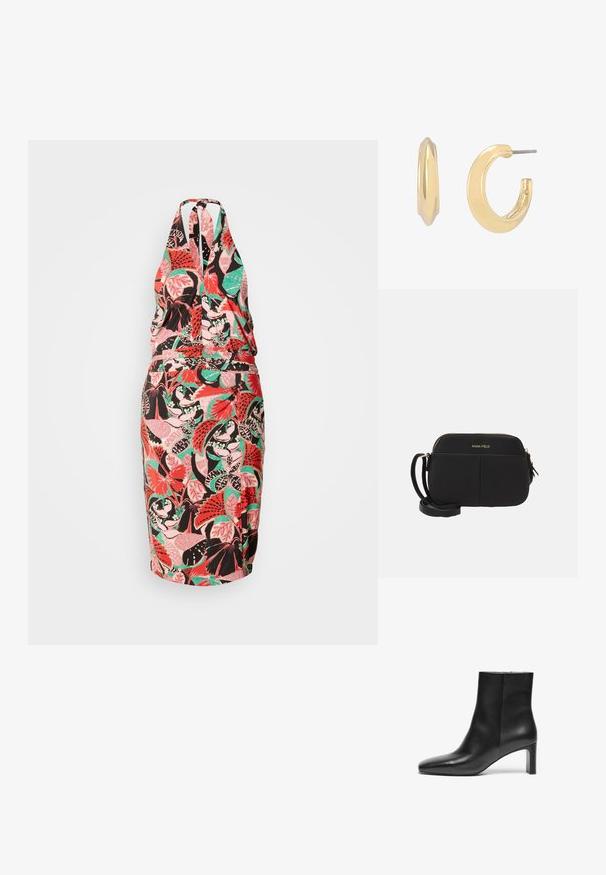 Robe dos nu avec une silhouette ajustée, présentant un motif floral coloré en rose, vert et noir sur un fond clair.; Bottine en cuir noir avec un bout pointu, un talon effilé et une texture lisse ; elle dispose d'une fermeture éclair sur le côté.; Sac bandoulière noir en simili cuir texturé. Doté d'une fermeture éclair, d'une sangle ajustable et d'un accent de logo doré à l'avant.; Boucles d'oreilles en or avec une finition lisse et polie. Les boucles ont une forme arrondie et possèdent une tige fine pour un port sûr.