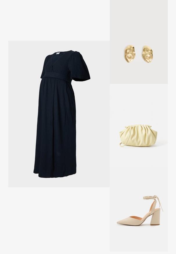 Robe maxi bleu marine foncé en tissu texturé, avec un col en V, des manches bouffantes et une taille froncée pour un ajustement ample.; Chaussure à talons aiguilles beige avec un bout pointu, une bride de cheville et un large talon bloc. Matériau synthétique lisse avec une finition mate.; Sac à main plissé jaune en simili cuir lisse, arborant une forme douce avec une bandoulière unique et un design froncé sur le dessus.; Paire de boucles d'oreilles en métal doré brillant, de forme irrégulière, avec une surface froissée et lisse sur un fond clair uni.