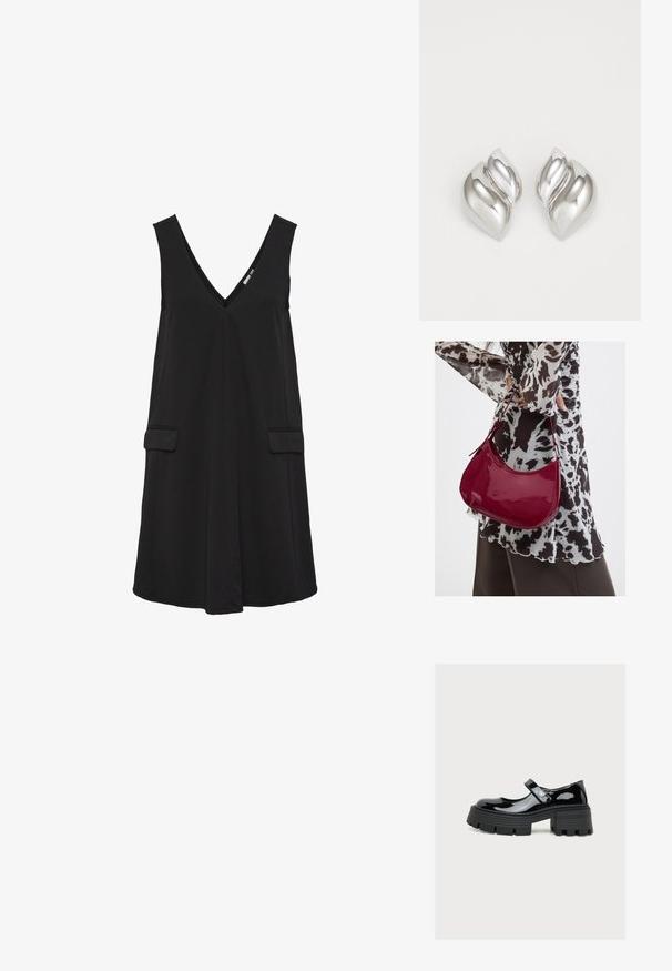 Schwarzes, ärmelloses V-Ausschnittkleid mit vorderen Klappentaschen und A-Linien-Silhouette.; Schwarzer Lackleder-Mary-Jane-Schuh mit grober Profilsohle und Blockabsatz, mit Riemen und rundem silbernem Knopfdetail.; Frau trägt eine schwarz-weiß gemusterte Bluse und hält eine glänzende rote Schultertasche vor einem einfarbigen Hintergrund.; Silberne Ohrringe mit einer organischen, abstrakten Form. Glatte, glänzende Oberfläche mit einem konischen Design. Mit dezenten Kurven und einem zentralen Linienelement.