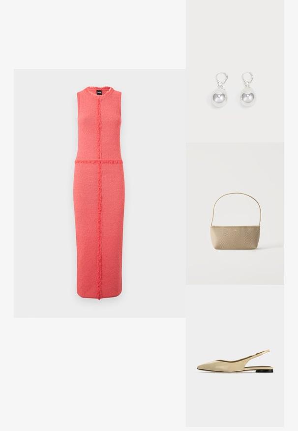 Robe sans manches rose en tissu texturé, avec des détails à franges le long du centre et une silhouette ajustée, se terminant sous le genou.; Chaussure plate beige à bout pointu avec bride arrière, petit talon noir et finition en cuir lisse, vue de côté sur un fond uni.; Sac à main tissé beige avec fine bandoulière et petit logo doré "BOSS" à l'avant, présenté sur fond blanc uni.; Boucles d'oreilles en argent en forme de goutte avec des surfaces lisses, rondes et réfléchissantes, suspendues à des fermoirs à ressort. L'arrière-plan est blanc uni.