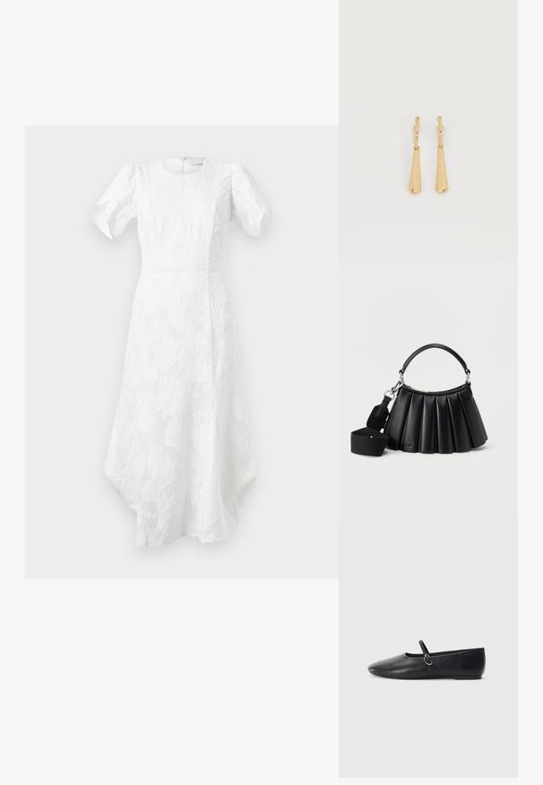 Witte midi-jurk met opgeblazen korte mouwen, ronde halslijn, gestructureerd bloemenpatroon, aansluitende taille en asymmetrische zoom.; Zwarte leren balletschoenen met een spitse neus, platte zool en een kleine strap met een zilveren gespsluiting.; Zwarte leren handtas met plooien, voorzien van een korte handgreep en een afneembare brede stoffen schouderriem, tegen een witte achtergrond.; Oorbellen in goudkleur met glanzende, langgerekte druppelvormige hangers die aan kleine oorringen hangen, op een witte achtergrond.
