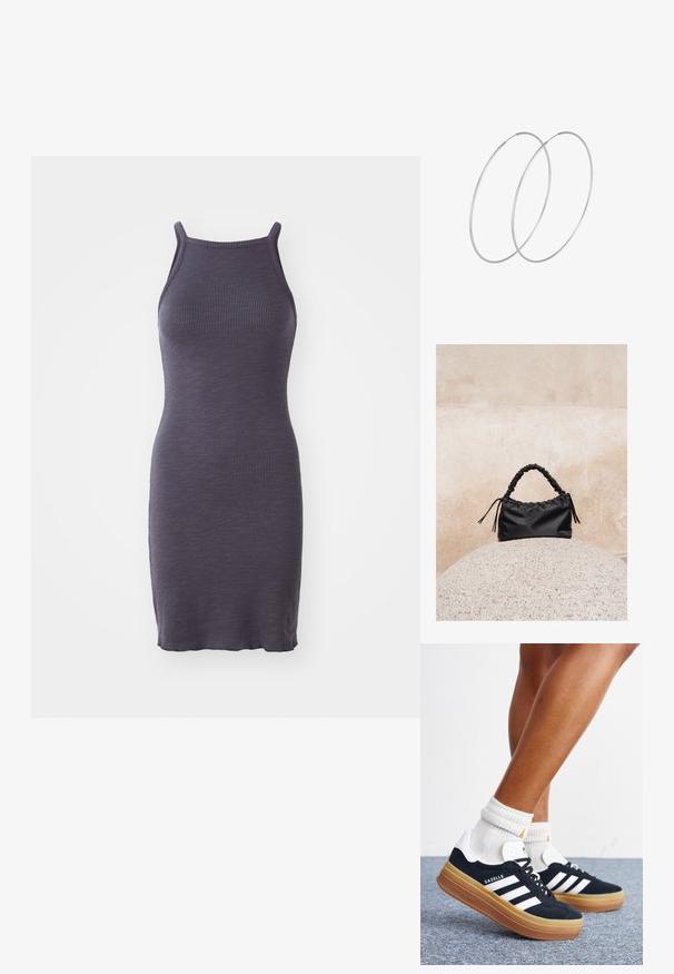 Rippkleid in Dunkellila, mit dünnen Trägern und enganliegender Silhouette, aus einem dehnbaren Strickstoff gefertigt.; Beine mit weißen Socken und schwarzen Adidas Gazelle Sneakers mit weißen Streifen und dicken braunen Sohlen auf einem grauen Teppichboden.; Schwarze geraffte Handtasche mit einem gesammelten Griff, die auf einer strukturierten Steinkugel vor einem beigen Betonwand-Hintergrund liegt.; Silberne Creolen mit minimalistischem Design. Rundform, glatte Oberfläche und dünnes Profil. Leichtgewichtig mit hochglänzender Oberfläche.