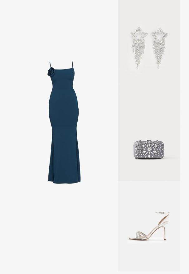 Robe bleu marine longue jusqu'au sol sans manches avec fines bretelles et détail d'une fleur en tissu sur l'épaule gauche, silhouette ajustée.; Sandale argentée à talons hauts avec plusieurs brides ornées de strass, design ouvert à l'avant et boucle à la cheville. Fini métallique lisse.; Petit sac pochette rectangulaire gris foncé orné de strass clairs disposés en motif rayonnant, avec une bandoulière chaîne argentée.; Boucles d'oreilles en strass en forme d'étoile avec des détails de franges en cascade, présentant une teinte argentée et une surface brillante et réfléchissante. Forme d'étoile avec un design complexe.