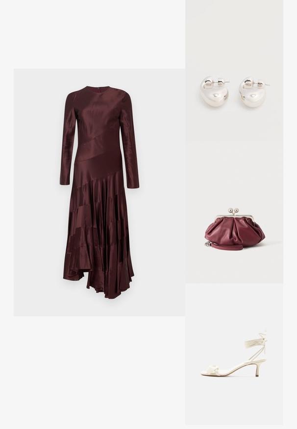 Robe en satin bordeaux à manches longues et encolure ronde, avec un ourlet à volants asymétrique et un design de panneaux diagonaux.; Sandale à talon bas de couleur crème avec des liens à nouer autour de la cheville et une large bride torsadée sur les orteils, sur un fond blanc uni.; Petite pochette en cuir bordeaux avec fermoir en métal argenté et bracelet pour poignet sur fond blanc.; Paire de boucles d'oreilles argentées brillantes et épaisses avec fermoirs à tige, sur fond blanc uni.