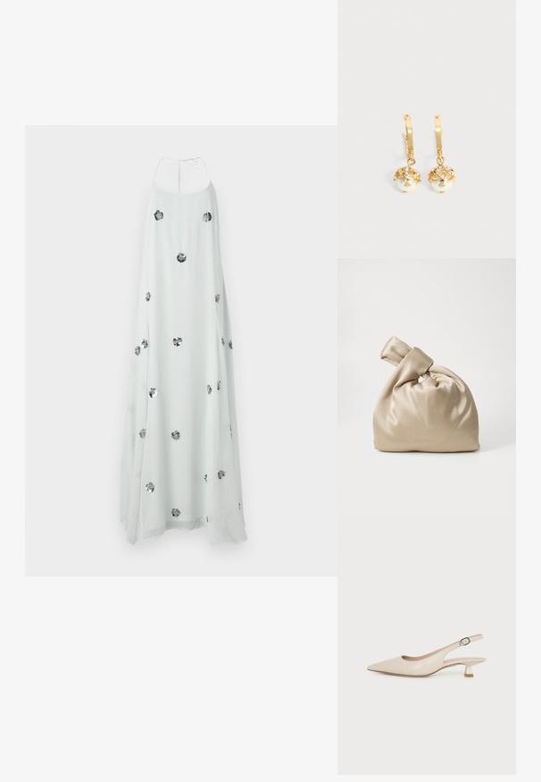 Weißes Maxikleid mit Halterneck, verziert mit silbernen Blumenapplikationen. Fließender, leichter Stoff sorgt für eine sanfte Textur.; Beiger Slingback-Schuh mit spitzer Spitze, niedrigem Kitten-Heel und verstellbarer seitlicher Schnalle auf weißem Hintergrund.; Beige Satinbeutel mit geknotetem Deckel, der eine weiche, glatte Textur und eine runde Form aufweist, entworfen, um einfach und elegant zu sein.; Goldene Creolen mit hängenden weißen Perlen, die in Gold gefasst sind, und kleinen klaren Kristallen auf einem schlichten hellen Hintergrund.