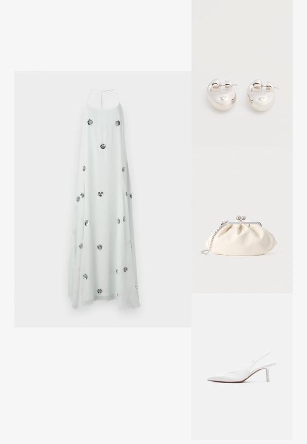 Hvid maxi-kjole med halterneck, prydet med sølvfarvede blomsterudsmykninger overalt. Strømmende, let stof skaber en blød tekstur.; Hvid læder slingback damesko med spids tå, lav kittenhæl og lille dekorativ sløjfe på toppen, vist i sideprofil.; Cremefarvet stofclutch med et rynket design, sølv metalramme, to dekorative kugler og en sølvkæde som rem.; Par af skinnende sølv store øreringe med lukning på bagsiden mod en ensfarvet hvid baggrund.