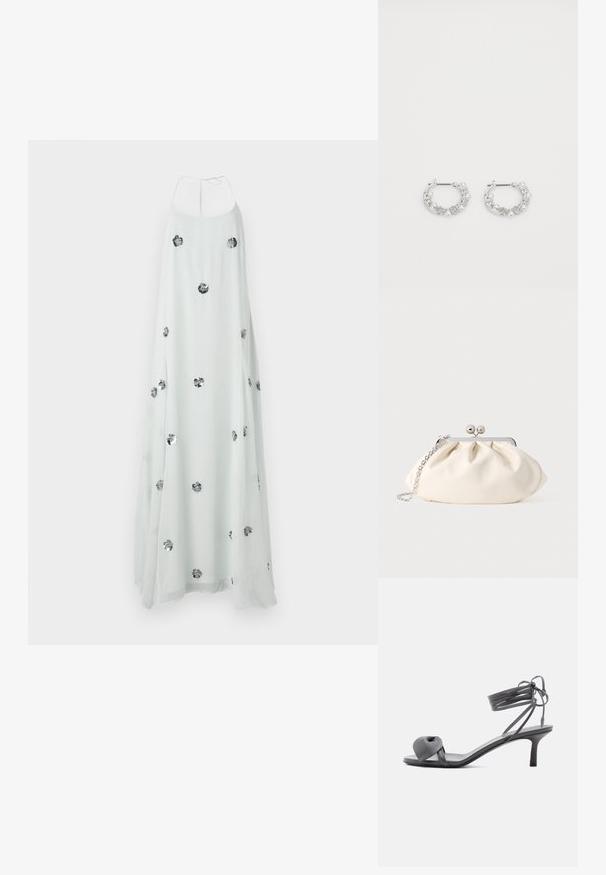 Witte maxi-jurk met een halternek, versierd met zilveren bloemenapplicaties. Vloeiend, lichtgewicht materiaal zorgt voor een zachte textuur.; Grijze leren sandaal met hak, voorzien van een geknoopte band bij de tenen en wikkellinten rond de enkel op een slanke sandaal met een middenhoge hak, tegen een witte achtergrond.; Crèmekleurige stoffen clutch met een geplooid ontwerp, een zilverkleurig metalen frame, twee decoratieve balletjes en een zilveren kettingriem.; Zilveren oorringen met parel- en kristalaccenten, met een gestructureerd oppervlak en een veilige postsluiting.