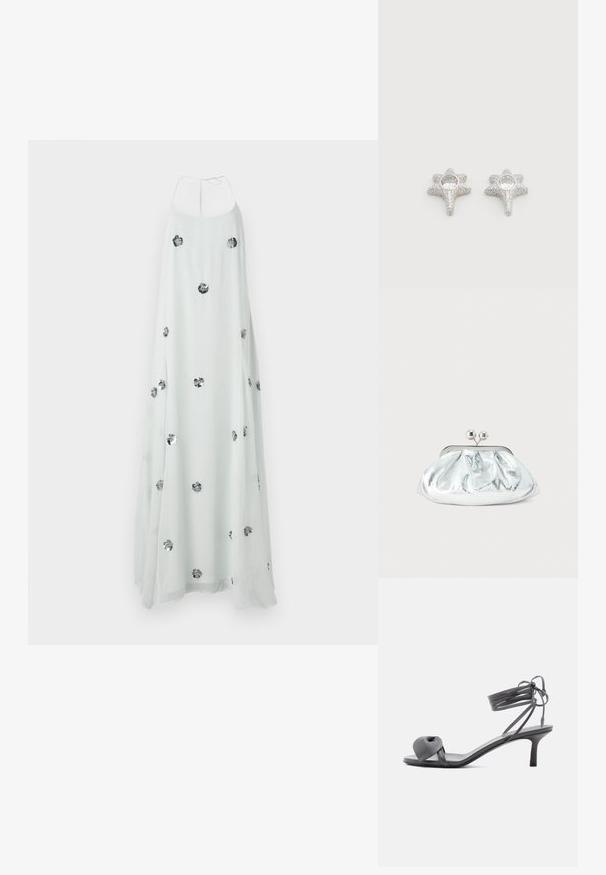 Witte maxi-jurk met een halternek, versierd met zilveren bloemenapplicaties. Vloeiend, lichtgewicht materiaal zorgt voor een zachte textuur.; Grijze leren sandaal met hak, voorzien van een geknoopte band bij de tenen en wikkellinten rond de enkel op een slanke sandaal met een middenhoge hak, tegen een witte achtergrond.; Kleine zilverkleurige metalen clutch met een afgerond, geplooid ontwerp en een sluiting met twee zilveren bollen.; Zilveren oorbellen in stervorm met een gestructureerd oppervlak, voorzien van een ronde, heldere edelsteen in het midden. De sprankelende afwerking verhoogt de visuele aantrekkingskracht.