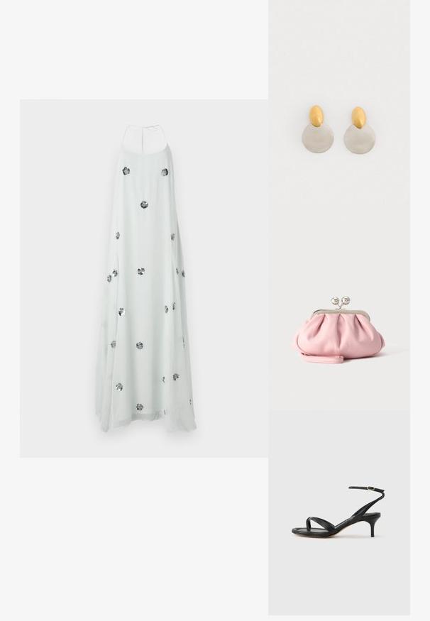 Witte maxi-jurk met een halternek, versierd met zilveren bloemenapplicaties. Vloeiend, lichtgewicht materiaal zorgt voor een zachte textuur.; Zwarte leren dames sandaal met dunne bandjes, een teengreep, een enkelgesp en een stilettohak van gemiddelde hoogte op een neutrale achtergrond.; Kleine zachte roze clutch met zilverkleurig metalen frame en ronde sluiting, liggend op een vlakke lichte ondergrond met polsriem vooraan gevouwen.; Gouden en zilveren metalen oorbellen met een ronde schijfbasis en een ovale bovenstuk, gladde textuur en gepolijste afwerking.