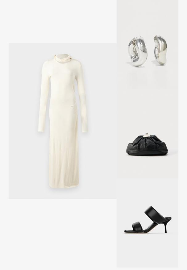 Robe à manches longues de couleur crème fabriquée à partir d'un tissu doux. Présente un col montant et une silhouette ajustée avec un détail de fronces sur les côtés.; Sandale mule en cuir noir avec deux larges brides et un talon stiletto fin de hauteur moyenne sur un fond clair uni.; Pochette en cuir noir avec une texture plissée, fermeture à fermoir métallique, et logo embossé discret sur le devant. Forme arrondie.; Boucles d'oreilles sculpturales en argent avec des formes douces et courbes et des surfaces réfléchissantes. Présentent un design de boucle fermée et une forme organique distincte.