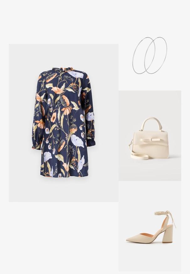 Vestido floral de tejido azul marino con escote redondo. Presenta mangas largas con puños elásticos, adornados con patrones de flores en naranja y blanco.; Zapato de tacón alto beige con punta afilada, tira de tobillo y tacón ancho. Material sintético suave con un acabado mate.; Pequeño bolso beige con asa superior, correa desmontable, solapa frontal y lazo decorativo horizontal sobre un fondo liso.; Pendientes de aro plateados con un diseño minimalista. Forma circular, textura suave y perfil delgado. Livianos con un acabado pulido.