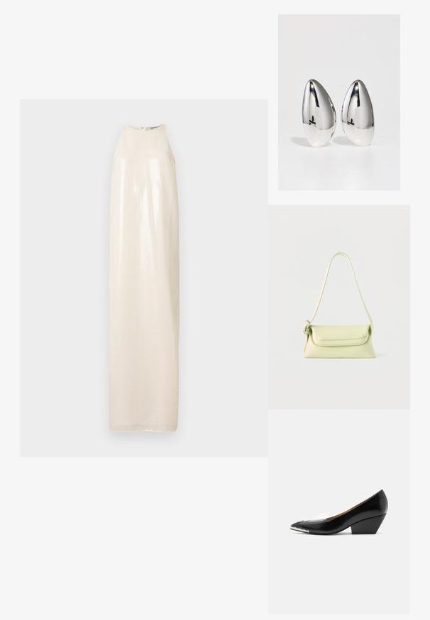 Robe longue sans manches en matière brillante de couleur blanc cassé, avec un col montant et une silhouette droite, présentant une texture subtilement nacrée.; Chaussure femme noire à talon bas avec bout pointu, bride transparente et détail blanc sur l'avant de la semelle, vue de profil sur fond blanc.; Sac à main en cuir vert clair avec une seule bandoulière et une fermeture à rabat, présenté sur un fond blanc.; Deux pièces décoratives en métal argenté, en forme de goutte d'eau avec une surface lisse et réfléchissante et une base mate contrastante.
