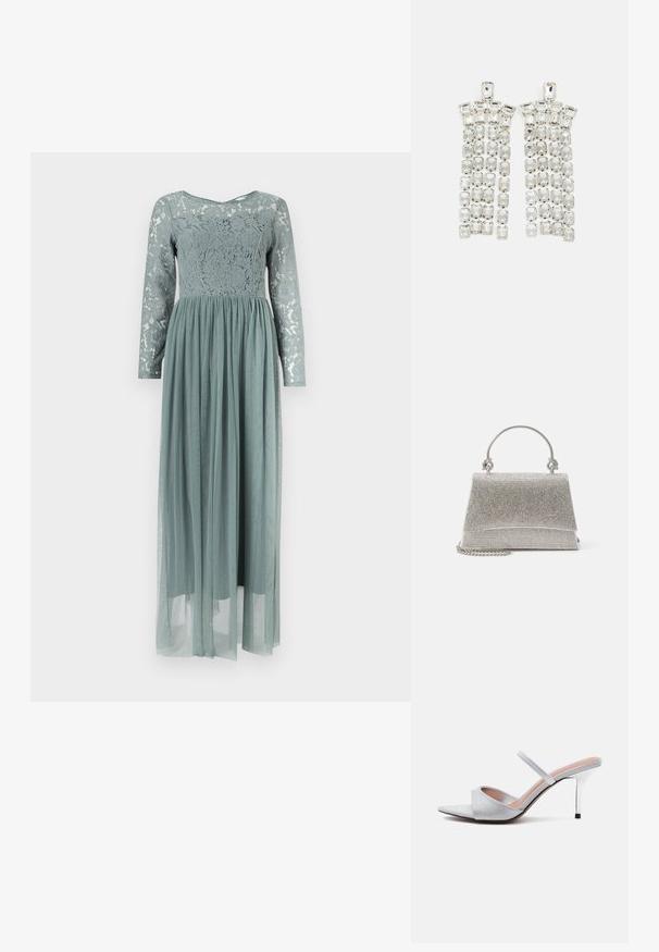 Longue robe bleu poussiéreux avec corsage en dentelle et manches, présentant une jupe transparente froncée s'étendant jusqu'au sol.; Mule argentée à talon haut avec bout pointu, large bande pailletée sur les orteils et fine bride sur le dessus du pied, sur fond blanc.; ALDO FELISIA - Sac à main - silver-coloured; Boucles d'oreilles en cristal avec des accents en métal argenté, ornées de plusieurs pierres taillées en rectangles et carrés disposées en rangées en cascade.