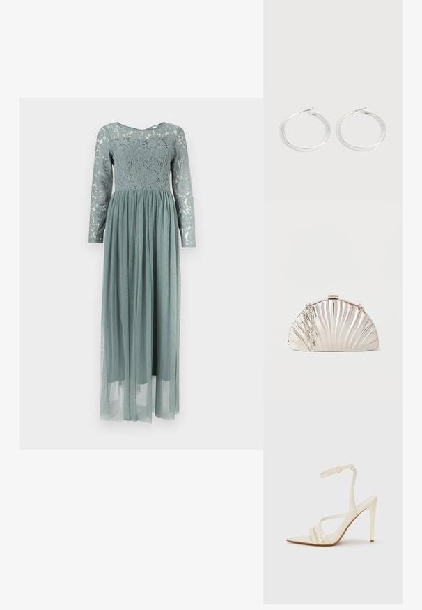 Longue robe bleu poussiéreux avec corsage en dentelle et manches, présentant une jupe transparente froncée s'étendant jusqu'au sol.; Sandales à talons hauts beiges avec un bout pointu, comportant trois brides à l'avant et une fine bride à la cheville avec une boucle. Texture lisse, design minimaliste.; Pochette argentée métallique en forme de coquillage, avec une chaîne en argent drapée sur le côté.; Paire de boucles d'oreilles créoles argentées brillantes avec fermoirs en fil fin, présentée sur un fond gris clair.