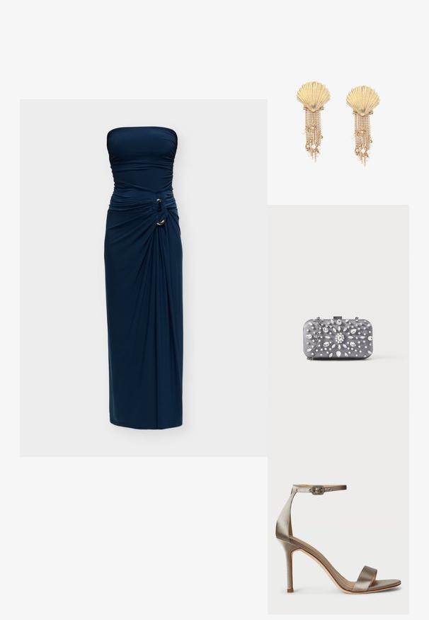 Robe longue bleu marine sans bretelles, avec détail de tissu froncé et anneau argenté sur la hanche droite.; Sandale à talons hauts en satin argenté avec une bride de cheville, présentant une boucle décorative. Bout ouvert et design fin et élégant.; Petit sac pochette rectangulaire gris foncé orné de strass clairs disposés en motif rayonnant, avec une bandoulière chaîne argentée.; Boucles d'oreilles dorées en forme de coquillage avec plusieurs chaînes pendantes ornées de petites perles blanches et de perles.