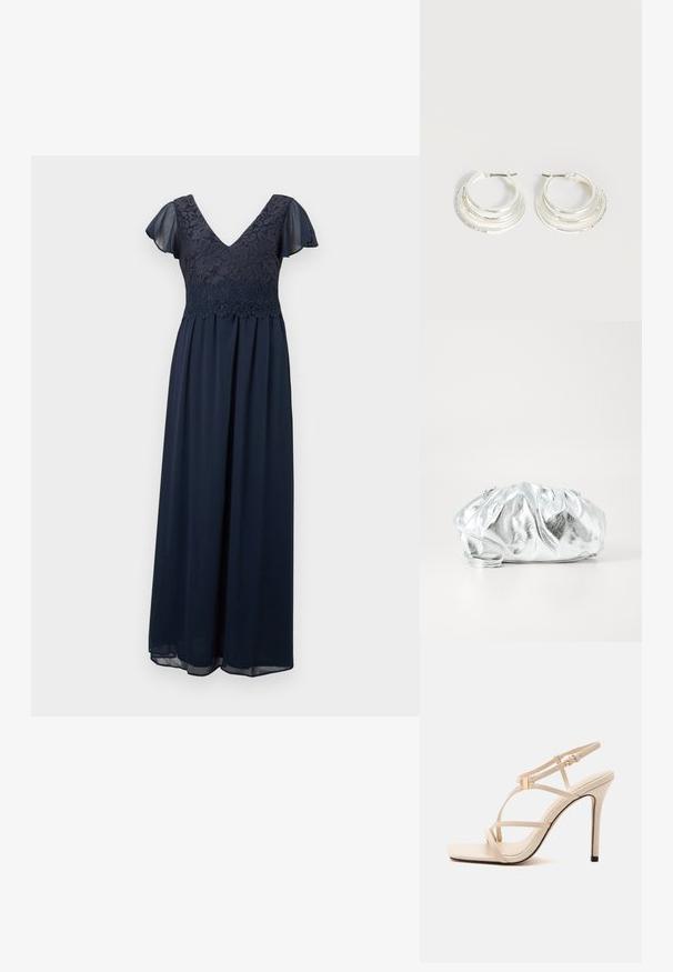 Robe maxi bleu marine avec corsage en dentelle florale, décolleté en V, et manches courtes délicates et transparentes.; Sandale beige à talon haut avec fines lanières, bout carré, fermeture à boucle et talon stilettos sur fond blanc.; Pochette argent métallique avec un corps doux et froncé et une fine bandoulière. Présente une texture lisse et brillante ainsi qu'une forme arrondie.; Boucles d'oreilles créoles en argent avec trois bandes semi-circulaires superposées, dont une ornée de petits cristaux clairs sur un fond clair.