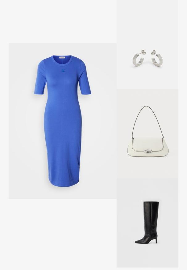 Vestido azul de corte recto con mangas cortas y escote redondo, que presenta un pequeño logo bordado en el pecho. Diseño sencillo y elegante.; Botas negras hasta la rodilla hechas de cuero suave, con punta puntiaguda y tacón delgado, con caña ajustada y diseño minimalista.; Bolso de cuero blanco con un diseño curvado, costuras negras en contraste y un cierre de metal plateado que presenta el logo de Calvin Klein.; Pendientes aros de metal plateado con un diseño texturizado, que cuentan con un pequeño respaldo de clip y una marca en uno de los aros. Forma redondeada con un acabado pulido.