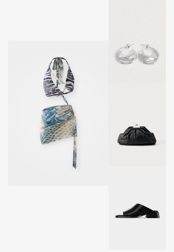 Bikinitop met een halternekontwerp in een zwart-wit zebrapatroon, gecombineerd met een blauw en beige patroon wikkelrok.; Zwarte leren open-toe slides met lage blokhak en gladde gestructureerde bovenkant, weergegeven op een effen lichtgrijze achtergrond.; Zwarte leren clutch met een geplooide textuur, metalen sluiting en een subtiel geperst logo aan de voorkant. Afgeronde vorm.; Een paar gepolijste zilveren halve maanvormige creolen met heldere plastic achterkanten op een witte ondergrond.