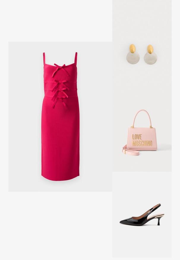 Fitted, mouwloos jurkje van felroze stof. Heeft een gestructureerd oppervlak en decoratieve strikken aan de voorkant. Rechte zoom.; Zwarte lakleren slingback pump met puntige neus en lage kittenheel op een eenvoudige witte achtergrond.; Roze Love Moschino handtas met gouden letters, bovenhandvat en afneembare schouderriem op een effen lichte achtergrond.; Gouden en zilveren metalen oorbellen met een ronde schijfbasis en een ovale bovenstuk, gladde textuur en gepolijste afwerking.