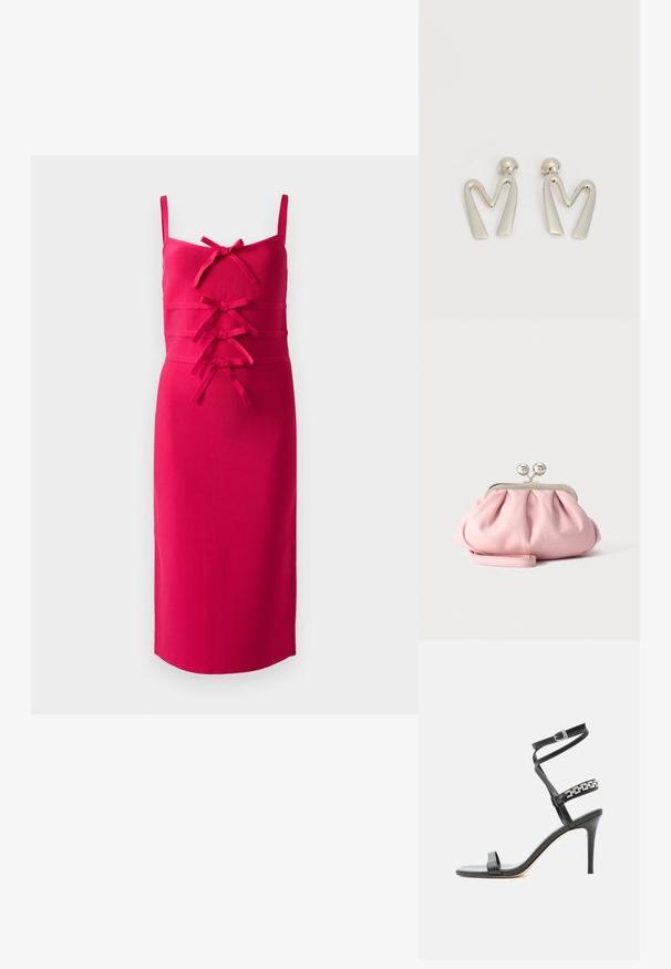 Vestido ajustado sin mangas de tela rosa brillante. Presenta una superficie texturizada y lazos decorativos en la parte delantera. Ribete recto.; Sandalia negra de tacón alto con tira delgada en el tobillo, tira en la parte media del pie decorada con eslabones de cadena plateados y diseño de punta abierta.; Pequeño bolso de mano rosa suave con marco metálico plateado y cierre redondo, reposando sobre una superficie plana y clara con la correa de muñeca doblada al frente.; Par de pendientes de metal plateado con forma de letra M angular y postes redondeados sobre un fondo blanco.