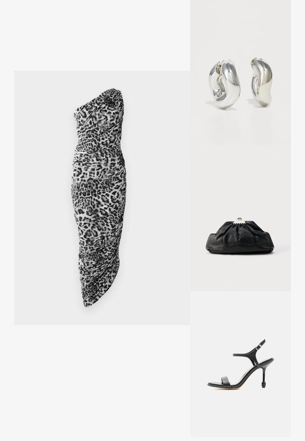 Sort og hvid leopardprintet one-shoulder kjole med rynket stof og tætsiddende silhuet, samt en asymmetrisk kant.; Sort læder sandal med høje hæle, tynde stropper, åben tå og justerbar ankelspænde, vist mod en ensartet hvid baggrund.; Sort læderclutch med en samlet tekstur, metal lukning og diskret præget logo på forsiden. Rundet form.; Sølvskulpturelle øreringe med glatte, buede former og reflekterende overflader. Har et lukket hoop-design og en markant organisk form.