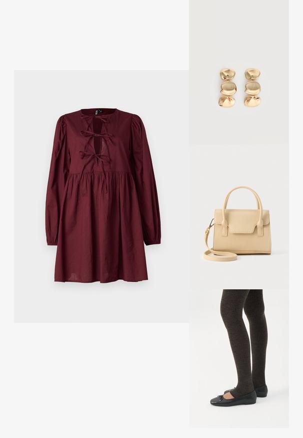 Vestido marrón con mangas largas, cuello redondo y una abertura en forma de ojo de cerradura en la parte delantera, atada con lazos. Cuenta con una cintura fruncida para un ajuste holgado.; Piernas con leggings oscuros acanalados combinados con bailarinas negras que presentan pequeños detalles de lazo sobre un fondo blanco.; Bolso de mano de cuero beige con un diseño estructurado, que cuenta con un asa superior, correa desmontable y detalles cosidos.; Pendientes colgantes en tono dorado con tres segmentos irregulares, lisos y redondeados apilados verticalmente sobre un fondo claro y liso.