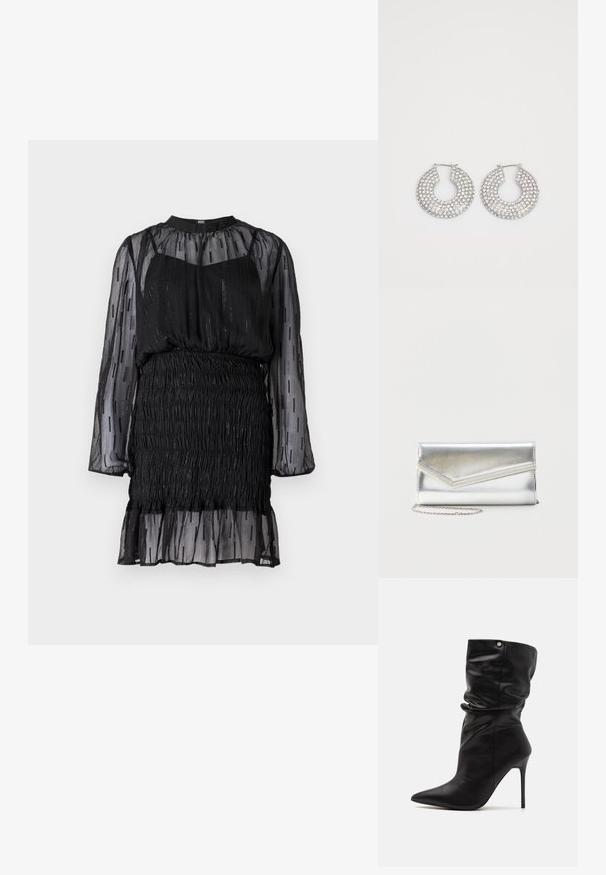 Sort gennemsigtig kjole med lange ærmer, smokkeret bærestykke og flæser i kanten. Struktureret design med vertikale striber og subtil glans.; Even&Odd Wide Fit by Zalando Højhælede støvletter - black; Skinnende sølv clutch taske med kuvertlåg og dekorativ kant, lille sølvkæde, på ensartet lys baggrund.; Sølvøreringe med flere klare krystaludsmykninger, med en struktureret overflade og et åbent rundt design.