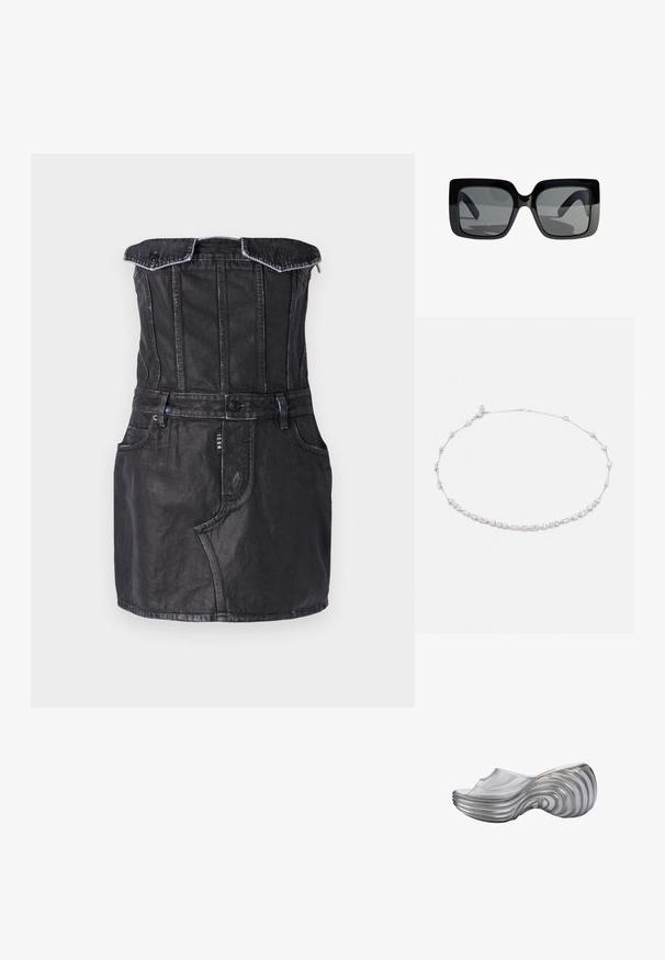 Sort denimkjole med tætsiddende liv, off-the-shoulder design, forlommer og kontraststing. Glat tekstur med en let glans.; Transparent grå slip-on sko med en tekstureret, bølget sål og åben tå, vinklet for at vise sideprofil på en hvid baggrund.; Sorte oversize firkantede solbriller med tykke stel og mørke tonede linser, set forfra på en hvid baggrund.; Sølvfarvet halskæde med et skiftende mønster af runde og rektangulære klare krystaller, med en delikat kæde og justerbar lås.