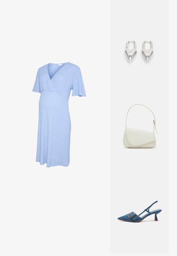 Hele sinine, tekstuuriga raseduskleit, lühikeste varrukatega ja V-kaelusega wrap-stiilis ülakehaga.; Denim slingback-kontsad, millel on terav nina, reguleeritav pannal ja läikiv sinine konts. Sile tekstuur koos heleda sinise sisetallaga.; Valge kunstnahast käekott, millel on struktureeritud kolmnurkne kuju, üks reguleeritav rihm ja kõverjooneline klapp.; Hõbedased südamekujulised lukuvidinad, millel on kohandatud "JAA" ja "EI" tekst, poleeritud viimistlus, sümmeetriline disain ja tugev metallist klamber.