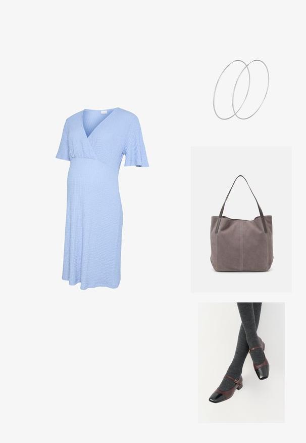 Vestido premamá azul claro texturizado, con mangas cortas y escote en V con diseño cruzado.; Zapatos Mary Jane de cuero burdeos con una puntera de charol negra y una delgada correa al tobillo; llevados con calcetas de canalé gris oscuro. Tacón bajo tipo bloque.; Bolso tote de ante gris con dos asas de cuero oscuro. Presenta detalles de costura en los laterales, una textura suave y una abertura espaciosa.; Pendientes de aro plateados con un diseño minimalista. Forma circular, textura suave y perfil delgado. Livianos con un acabado pulido.