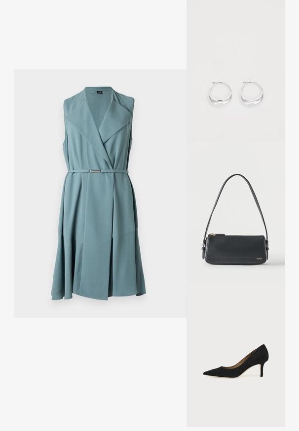 Robe sans manches couleur sarcelle avec un col châle, une taille ceinturée ornée d'un accent métallique, et une jupe évasée fluide à poches latérales.; Escarpin en daim noir à bout pointu avec un talon stiletto fin de hauteur moyenne et un design à coupe basse sur un fond uni.; Sac à bandoulière rectangulaire en cuir noir avec fermeture éclair dorée et petit logo "HUGO" doré sur le devant, doté d'une sangle réglable avec boucle.; Boucles d'oreilles en argent avec une finition polie et un branding DKNY, présentées sur un fond blanc uni.