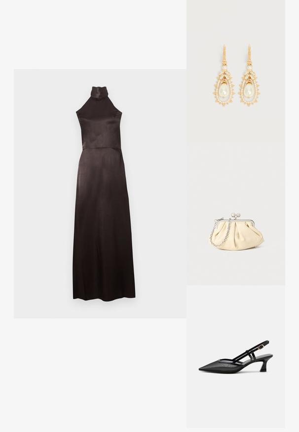 Mouwloze zwarte jurk met hoogsluitende hals van glad satijn. Vloerlengte ontwerp met een aansluitend lijfje en een vloeiende rok. Minimale details.; Zwarte slingbackschoen met puntige neus, mesh bovenwerk, dunne bandjes, gouden gesp en lage gebogen hak op witte achtergrond.; Geplooide beige leren clutch met een zilveren metalen frame, voorzien van twee ronde decoratieve sluitingen en een zilveren kettingriem.; Oorbellen met goudkleurige druppels, voorzien van druppelvormige kunstparels, omringd door kleine heldere kristallen en kristalaccenten in de vorm van bladeren.
