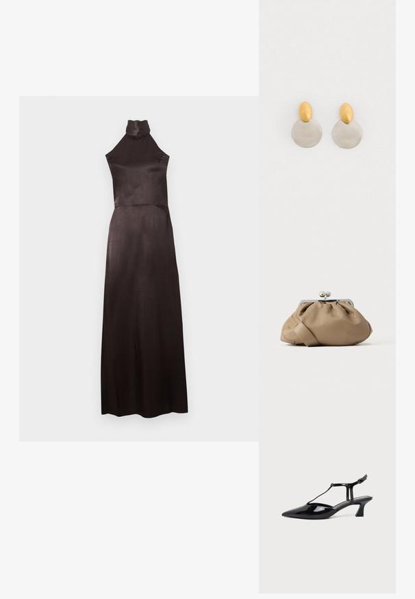 Ærmeløs, sort kjole med høj hals i glat satin. Gulvlængde med figursyet overdel og flydende skørt. Minimalistisk detaljering.; Sort laklæder spids tå slingback sko med T-rem og lav skrå blokhæl på hvid baggrund.; Tanfarvet læderhåndtaske med et samlet design og en sølvfarvet lås. Har en slank, flad rem og en glat tekstur.; Guld- og sølvmetalløreringe med en rund skivebund og et ovalt topstykke, glat tekstur og poleret finish.