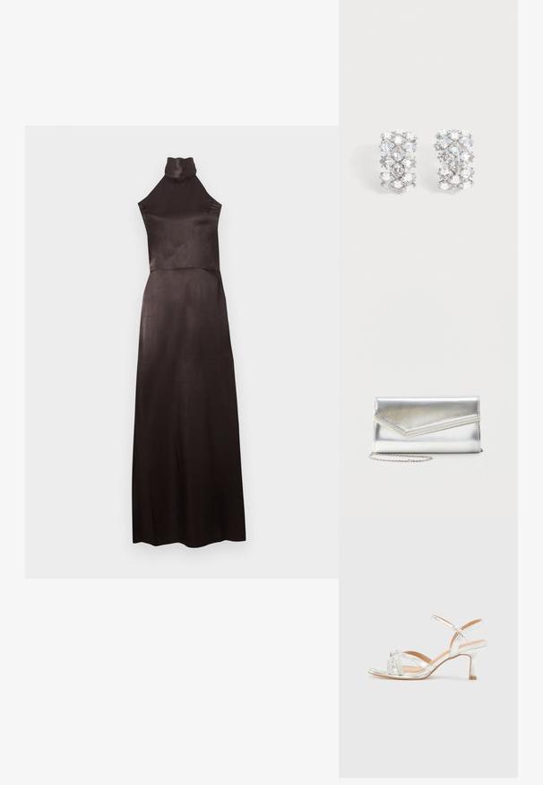 Mouwloze zwarte jurk met hoogsluitende hals van glad satijn. Vloerlengte ontwerp met een aansluitend lijfje en een vloeiende rok. Minimale details.; Zilveren sandalen met hakken hebben een kruislings ontwerp met glinsterende accenten, smalle bandjes en een dunne hak. Gladde metallic oppervlakte en beige binnenzool.; Glanzende zilveren clutch met envelopvormige klep en decoratieve rand, klein zilveren kettingriempje, op een effen lichte achtergrond.; Paar zilverkleurige oorbellen met meerdere geslepen heldere kristallen in een geometrisch patroon gerangschikt.